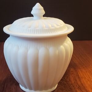 Vintage MMA Metropolitan Museum Art Bisque Lidded Vanity Jar‎ Made In Mexico.